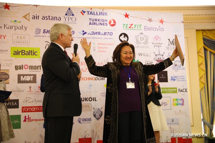 Посольство Китая в Казахстане приняло участие в благотворительной ярмарке, вырученные на которой средства пойдут в помощь сиротам, инвалидам, детям малообеспеченных семей и другим нуждающимся жителям Казахстана. 