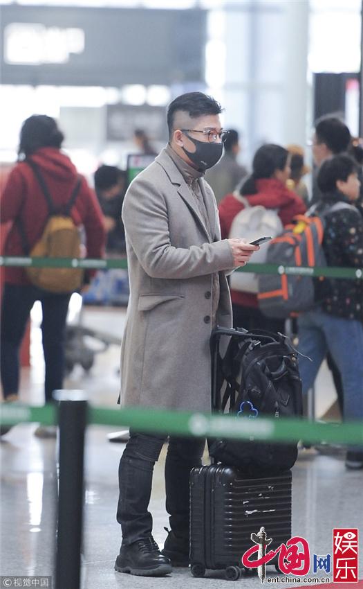 Новые фото: певец Ху Хайцюань в аэропорту
