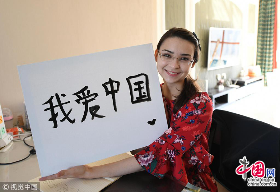 26-летняя Валентина родом из России, она любит китайскую культуру и кухню. Со своим мужем-китайцем Валентина познакомилась через Интернет и переехала жить в город Чанчунь провинции Цзилинь.