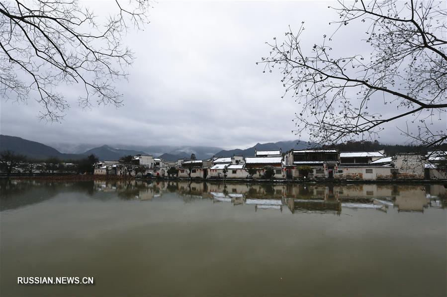 Старинные дома в хойском стиле с белыми стенами и черными черепичными крышами в деревне Хунцунь /провинция Аньхой, Восточный Китай/ после первого снегопада стали похожи на прекрасные картины тушью. 