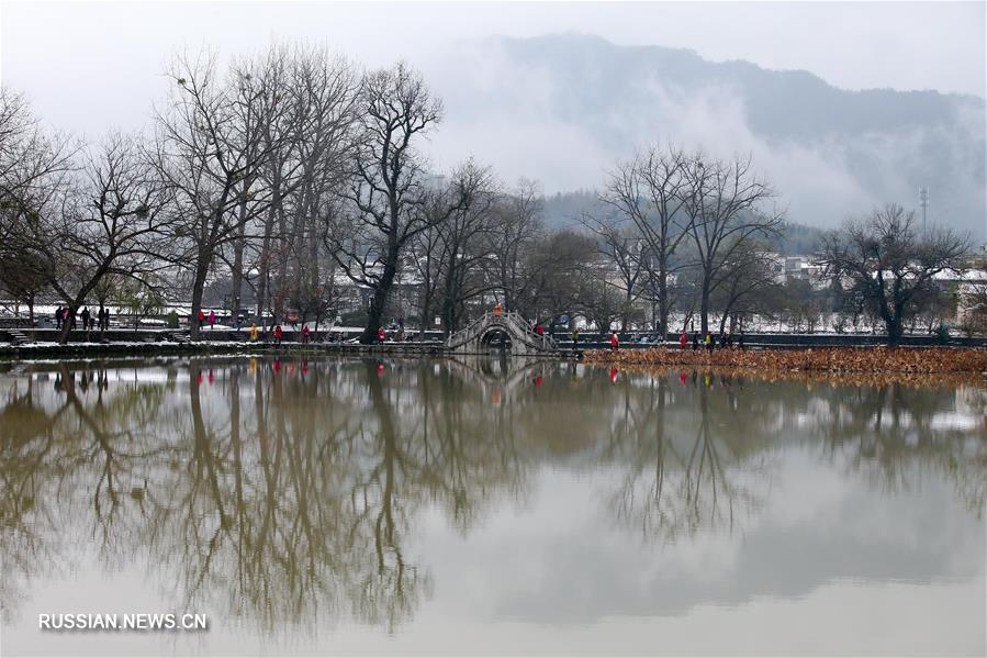 Старинные дома в хойском стиле с белыми стенами и черными черепичными крышами в деревне Хунцунь /провинция Аньхой, Восточный Китай/ после первого снегопада стали похожи на прекрасные картины тушью. 