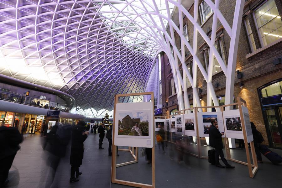 Для жителей и гостей Лондона организаторы отобрали 60 снимков, на которых запечатлены моменты повседневной жизни простых людей, чью судьбу изменили начавшиеся четыре десятилетия назад реформы и открытость миру. 