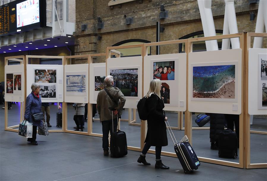 Для жителей и гостей Лондона организаторы отобрали 60 снимков, на которых запечатлены моменты повседневной жизни простых людей, чью судьбу изменили начавшиеся четыре десятилетия назад реформы и открытость миру. 