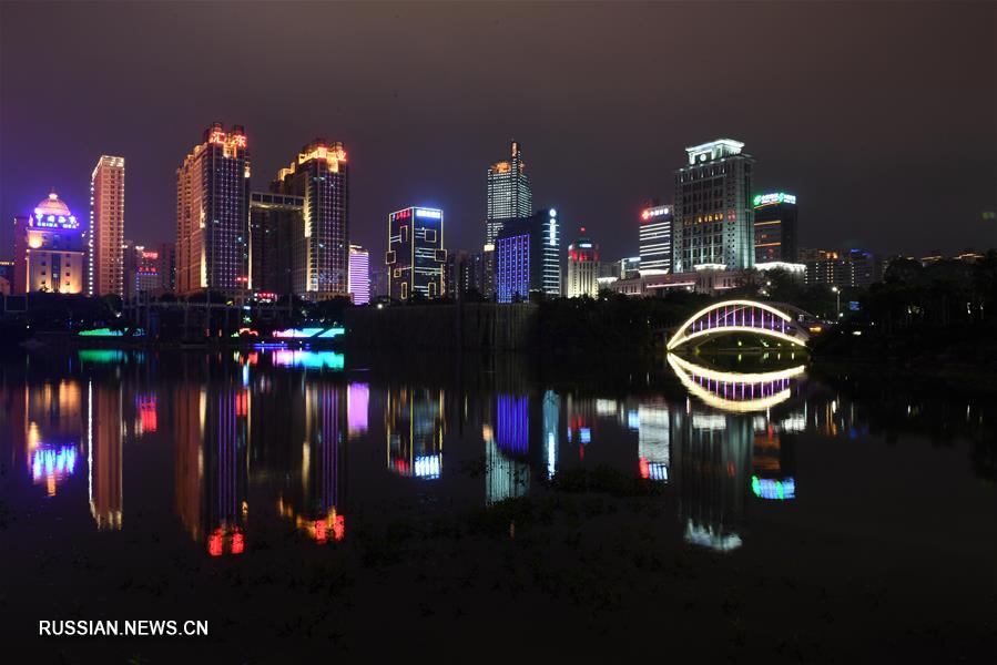 Ночной вид города Наньнин, административного центра Гуанси-Чжуанского автономного района /Южный Китай/. 