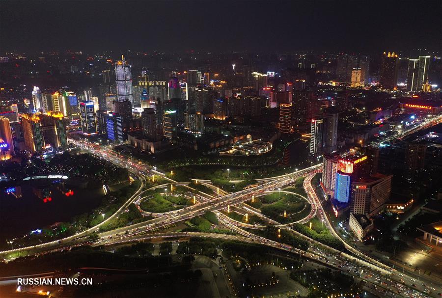 Ночной вид города Наньнин, административного центра Гуанси-Чжуанского автономного района /Южный Китай/. 