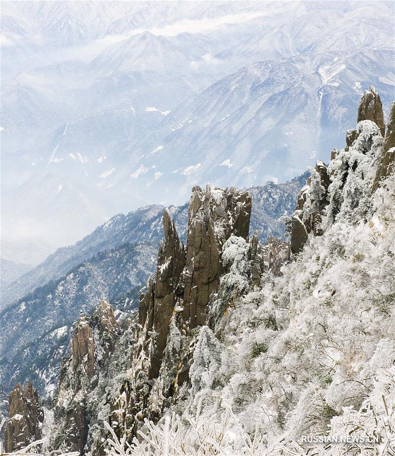 Белые кружевные наряды из снежинок украсили скалы и деревья в ландшафтном парке "Хуаншань" провинции Аньхой /Восточный Китай/. 