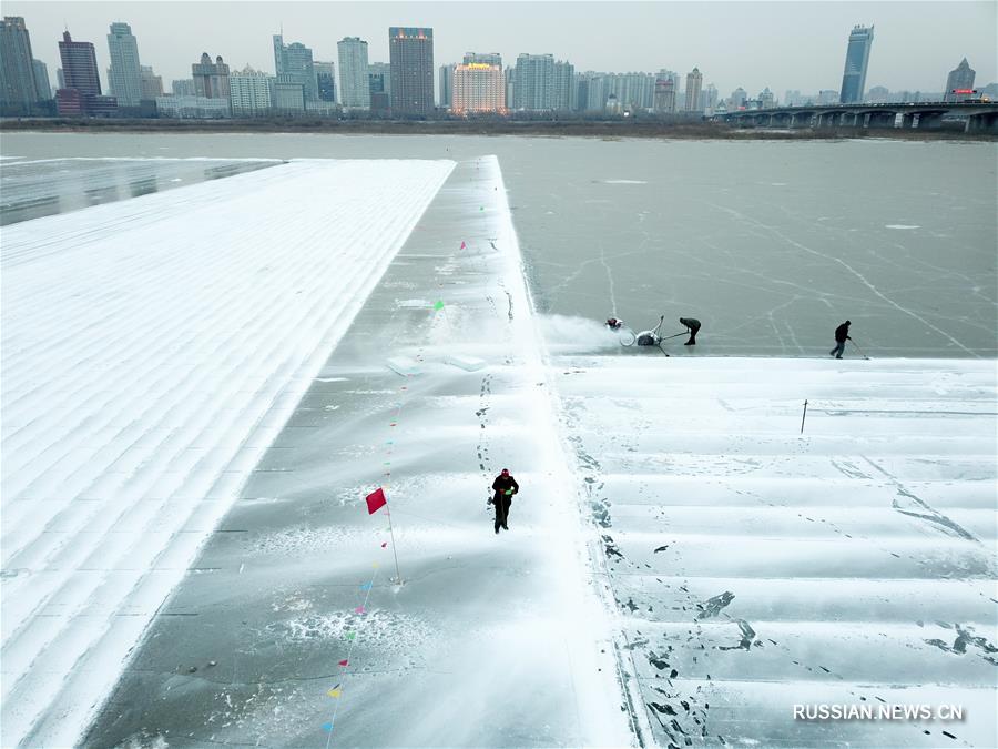 В Харбине, административном центре провинции Хэйлунцзян /Северо-Восточный Китай/, на днях стартовали работы по сбору льда на реке Сунхуацзян /Сунгари/ и строительству ледяных композиций в городском парке "Мир льда и снега". 