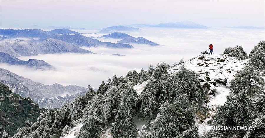 Белые кружевные наряды из снежинок украсили скалы и деревья в ландшафтном парке "Хуаншань" провинции Аньхой /Восточный Китай/. 