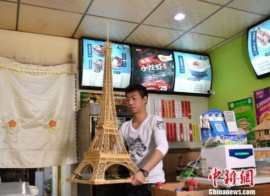 Китаец собрал модель Эйфелевой башни из бамбуковых палочек