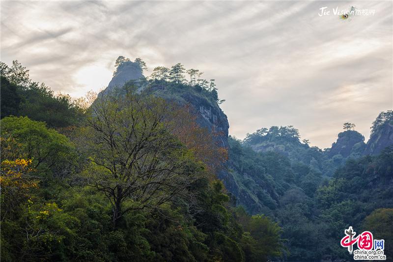 Величественные пейзажи пика Юйнюй в горах Уишань