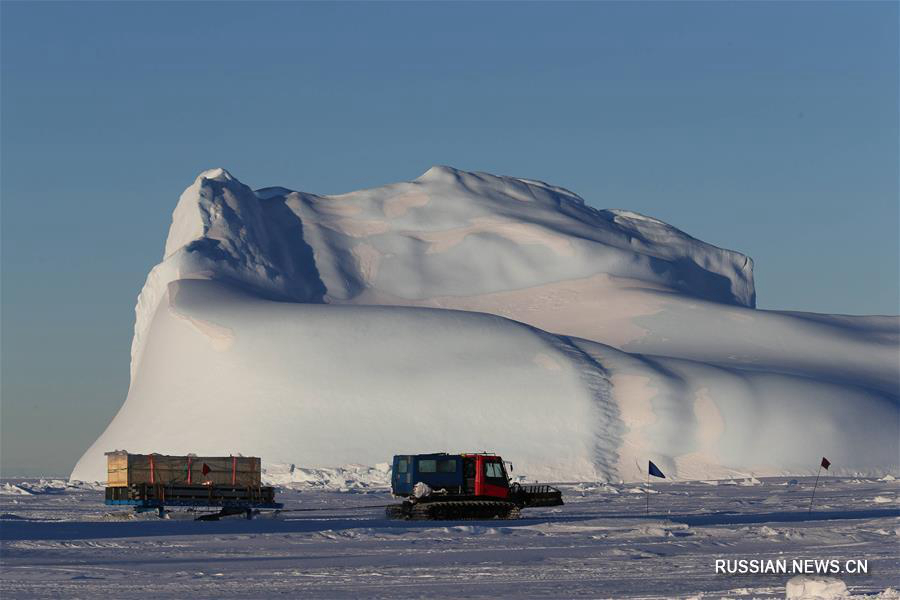 Члены 35-й антарктической экспедиции КНР выгружают грузы, доставленные на станцию "Чжуншань"