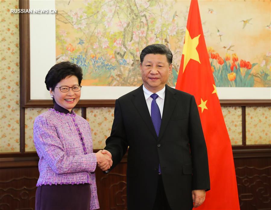 Си Цзиньпин встретился с главой администрации ОАР Сянган Линь-Чжэн Юээ
