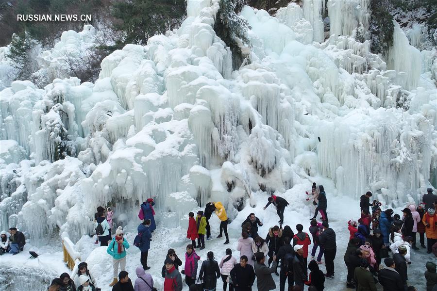 Замерзшие водопады на северо-западе Китая