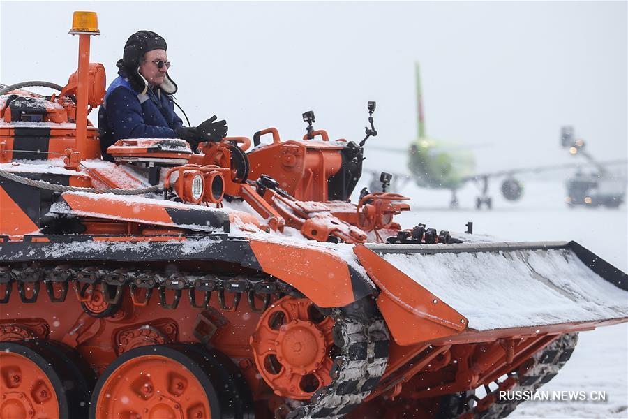 Сегодня в московском аэропорту Домодедово представили бронированную машину-эвакуатор, сделанную на основе танка Т-72. Она способна тянуть на буксире более 125 тонн веса или двухпалубный самолет по снегу или через лесную местность. 