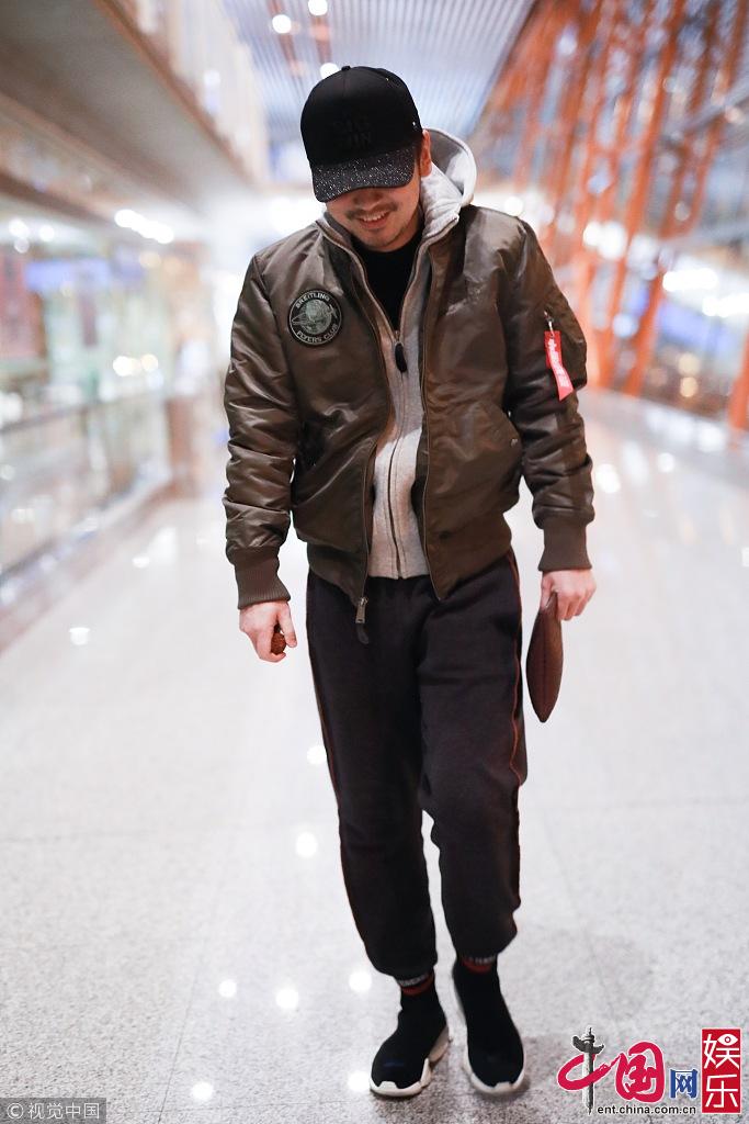 Актер Лэй Цзяинь в аэропорту