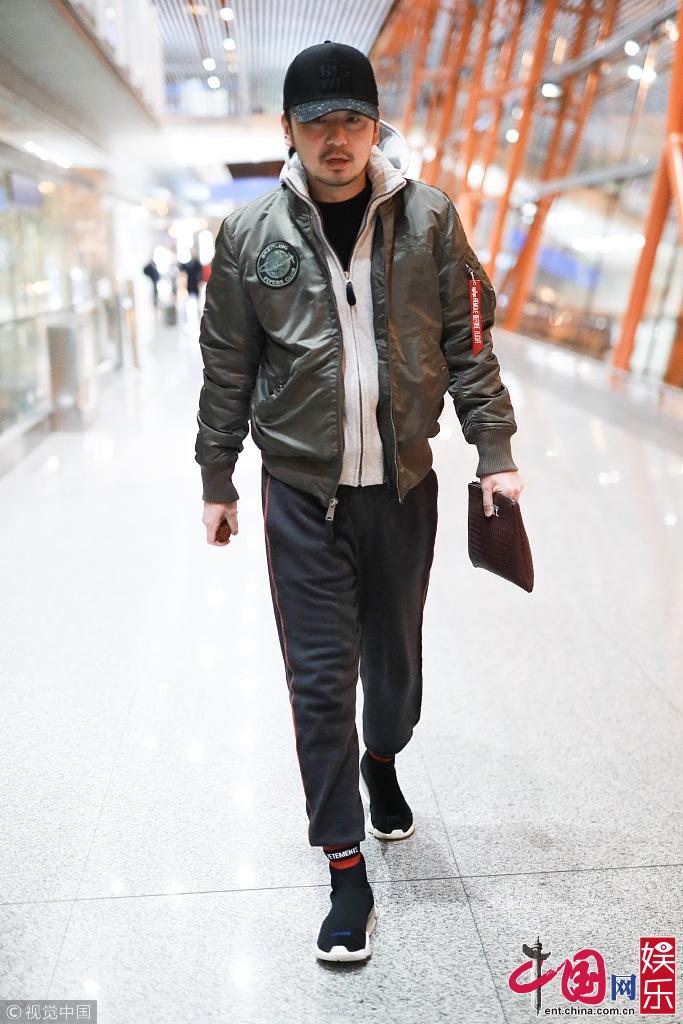 Актер Лэй Цзяинь в аэропорту