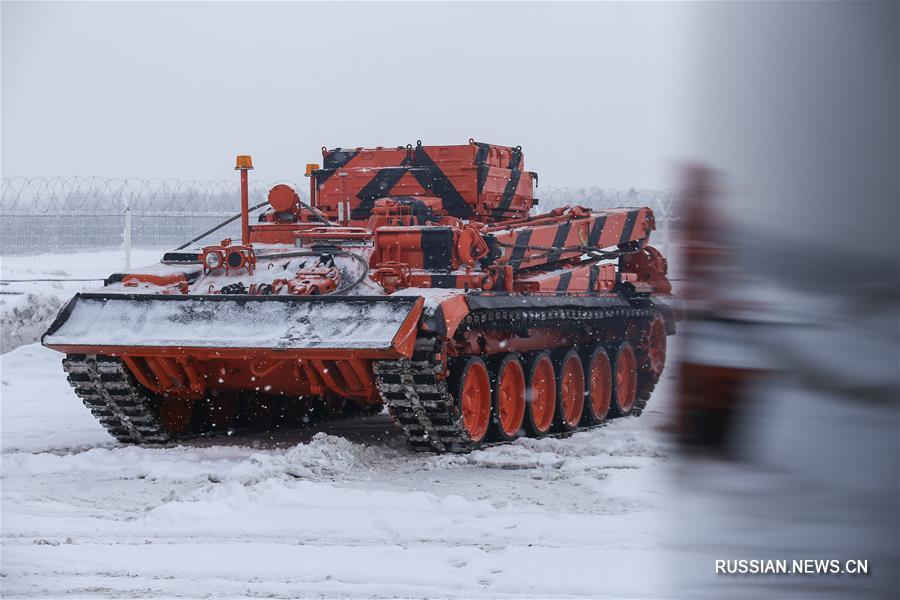 Сегодня в московском аэропорту Домодедово представили бронированную машину-эвакуатор, сделанную на основе танка Т-72. Она способна тянуть на буксире более 125 тонн веса или двухпалубный самолет по снегу или через лесную местность. 