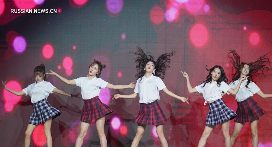 22 декабря в Пекине завершился большой финал национального конкурса "Звезда моды" 2018 года. Участницы конкурса, на котором открываются новые сценические таланты, были разделены на три подгруппы: пения и танца, кино и телевидения, эстрадного искусства.