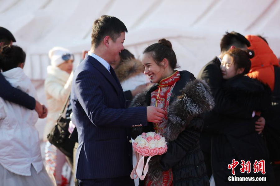 Международная групповая свадьба прошла на замерзшем озере на китайско-российской границе