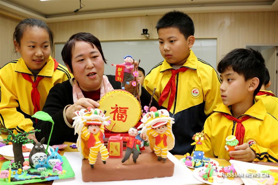 Ребята из детского сада в одном из поселков уезда Июань провинции Шаньдун /Восточный Китай/ приготовили к грядущему празднику Весны -- Новому году по традиционному лунному календарю -- яркие игрушки из пластилина и соленого теста в виде символа наступающего года Свиньи. 