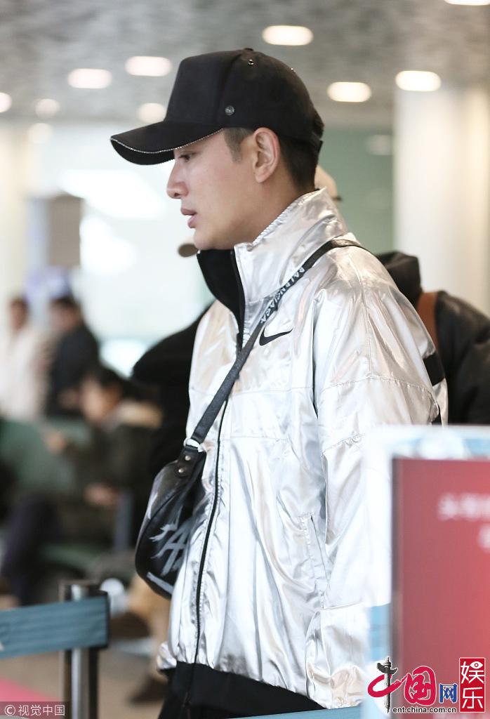 Фото: Актер Цзя Найлян в аэропорту