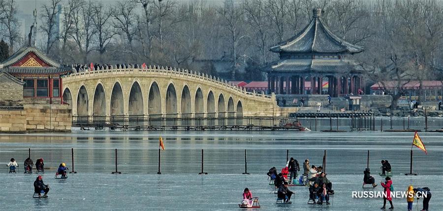 В течение всей недели после открытия ледового катка в парке Ихэюань сюда приходит огромное множество жителей и гостей Пекина, чтобы покататься на коньках, ледовых санках или с ледяной горки
