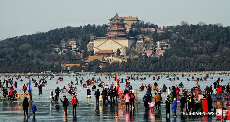 В течение всей недели после открытия ледового катка в парке Ихэюань сюда приходит огромное множество жителей и гостей Пекина, чтобы покататься на коньках, ледовых санках или с ледяной горки