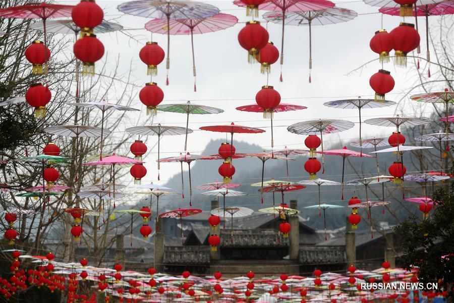 В преддверии Нового года по лунному календарю на улицах древнего поселка Чжошуй в районе Цяньцзян Чунцина /Юго-Западный Китай/ начали вывешивать гирлянды из китайских фонарей, которые создают радостную атмосферу приближающегося праздника. 