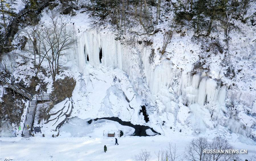 Потоки воды, остановленные зимой: замерзшие водопады ландшафтного парка Вантяньэ