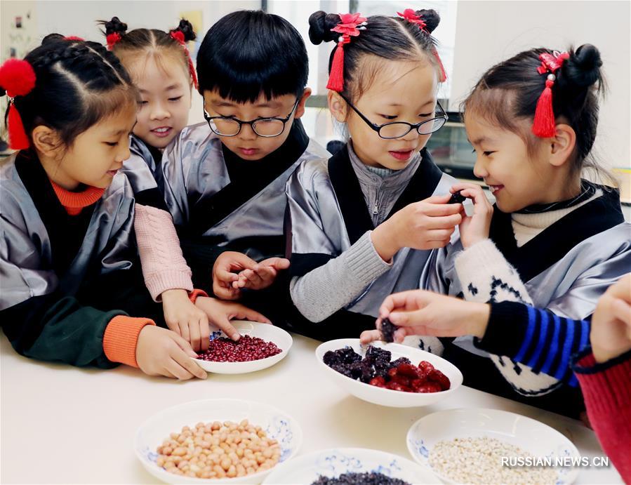 В экспериментальной школе района Пинцзян в Сучжоу /провинция Цзянсу, Восточный Китай/ сегодня прошло мероприятие, посвященное наступающему празднику "лаба" -- восьмому дню последнего, двенадцатого, месяца по лунному календарю.
