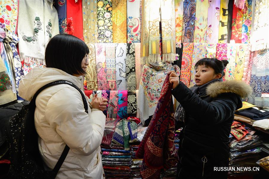 Пешеходная коммерческая улица "Международный большой базар" в Урумчи, административном центре Синьцзян-Уйгурского автономного района на северо-западе Китая, за пять месяцев после своего открытия в августе 2018 года приняла в общей сложности 14,12 млн туристов.