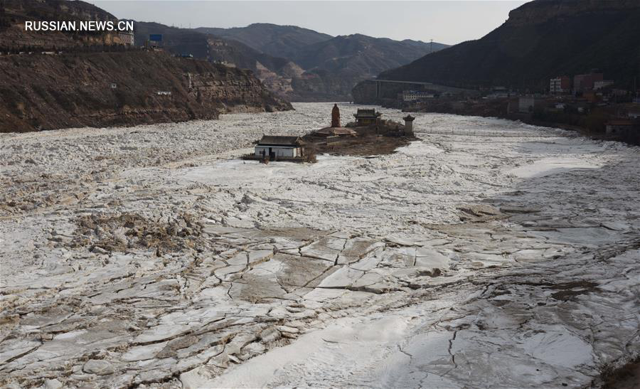 Замерзший водопад Хукоу в верховьях Хуанхэ