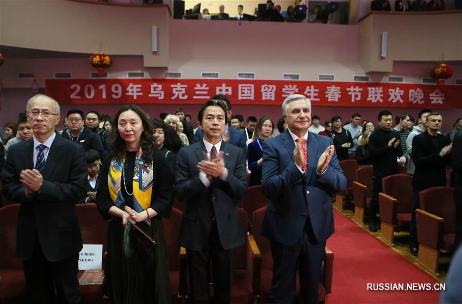 В киевском Университете имени Бориса Гринченко накануне собрались китайские и украинские студенты, бизнесмены, политики и дипломаты, чтобы вместе отметить приближение праздника Весны -- традиционного китайского Нового года по лунному календарю. 