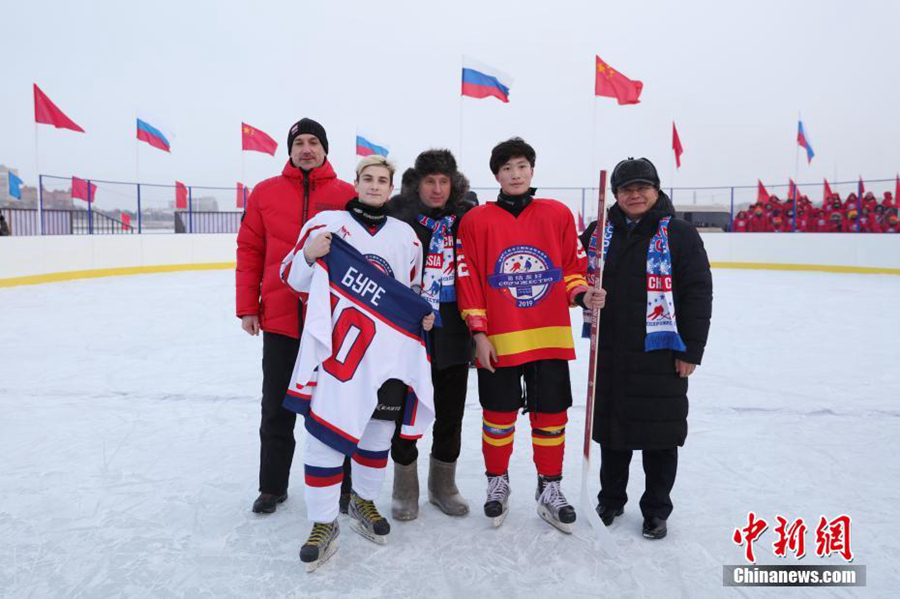 На реке Хэйлунцзян прошел китайско-российский товарищеский матч по хоккею 