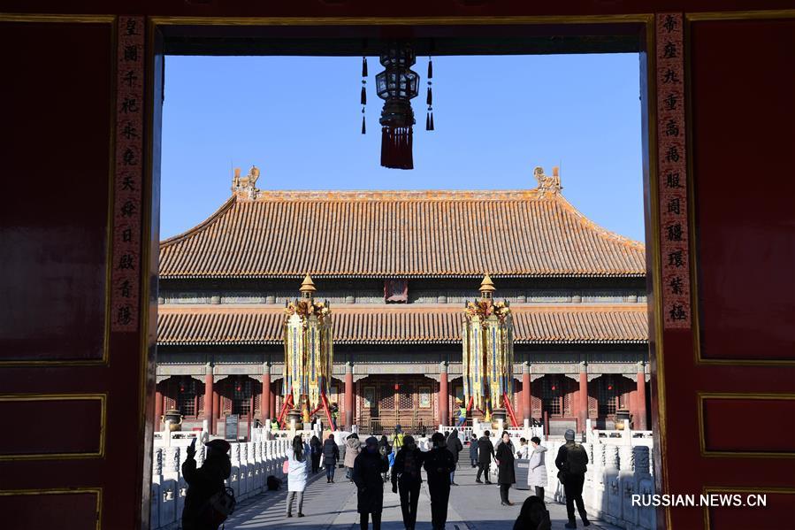Перед залом Цяньцингун в музее "Гугун" в Пекине сегодня установили два праздничных фонаря -- "Фонарь Неба" и "Фонарь Долголетия". Восстановленные по историческим описаниям фонари стали частью экспозиции "Новый год в Запретном городе".