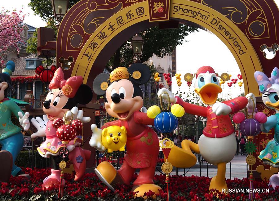 Для встречи Чуньцзе, праздника Весны, или китайского Нового года по лунному календарю, шанхайский парк "Диснейленд" подготовил праздничную программу.