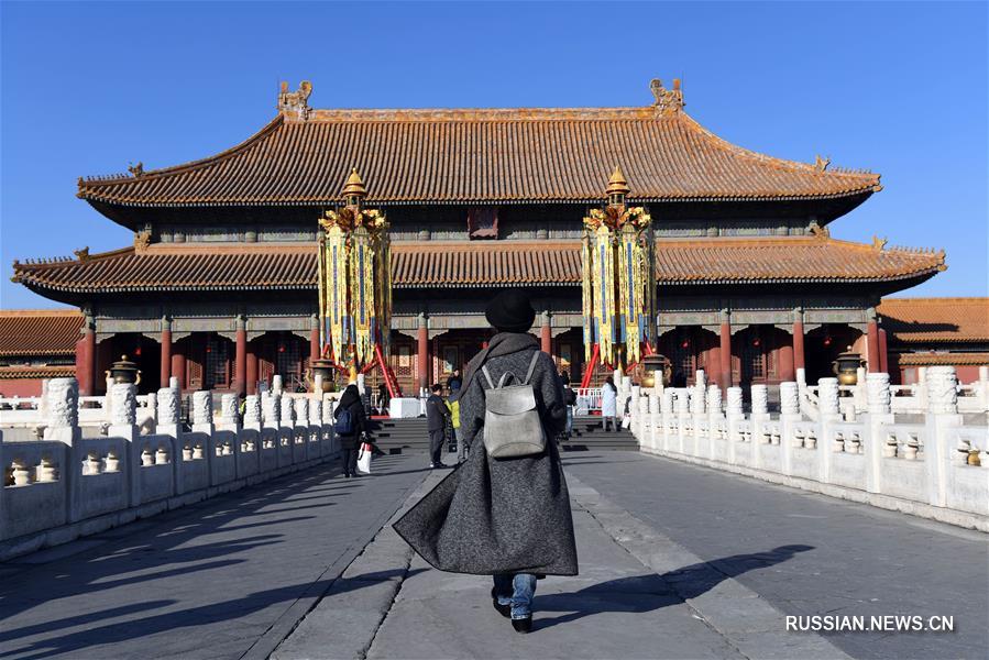 Перед залом Цяньцингун в музее "Гугун" в Пекине сегодня установили два праздничных фонаря -- "Фонарь Неба" и "Фонарь Долголетия". Восстановленные по историческим описаниям фонари стали частью экспозиции "Новый год в Запретном городе".