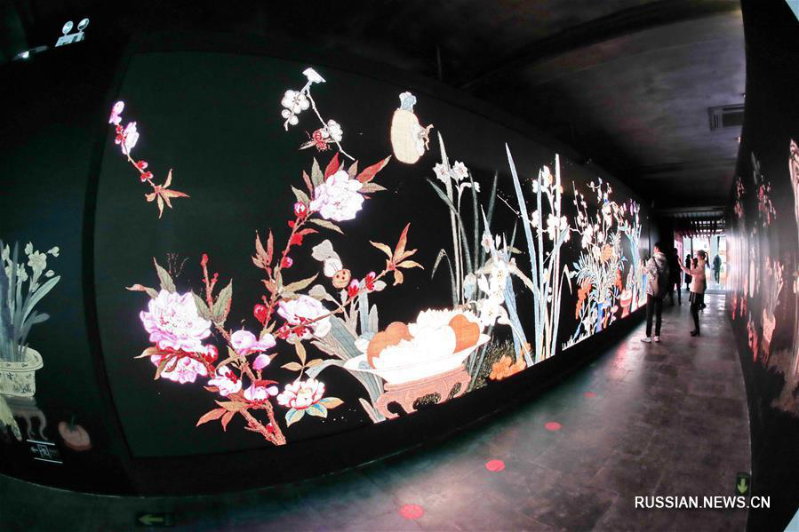 В музее "Гугун" открылась цифровая интерактивная выставка "Новый год во дворце"