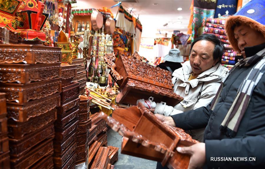 Накануне Нового года по тибетскому календарю на улицах административного центра Тибетского автономного района /Юго-Западный Китай/ Лхаса царит предпраздничная атмосфера, в лавках идет бойкая торговля разнообразными новогодними товарами.