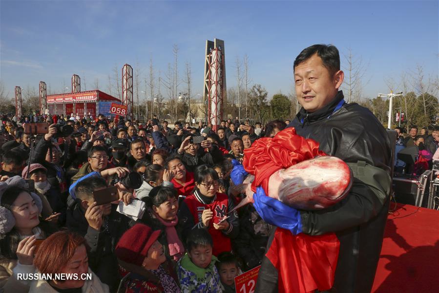 Весь Китай готовится к встрече праздника Весны -- Нового года по лунному календарю, который в этом году встречают 5 февраля.