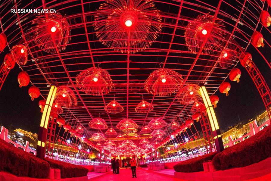 Все китайцы в эти дни активно готовятся к встрече праздника Весны -- Нового года по лунному календарю, который в этом году выпадает на 5 февраля. 