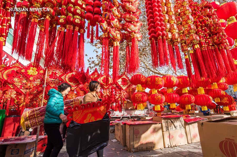 Все китайцы в эти дни активно готовятся к встрече праздника Весны -- Нового года по лунному календарю, который в этом году выпадает на 5 февраля. 