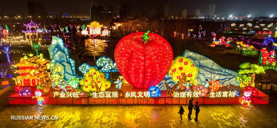 В разных районах Китая встречают приближающийся праздник Весны /Новый год по лунному календарю/ разноцветными фонарями, которые создают праздничную атмосферу. 