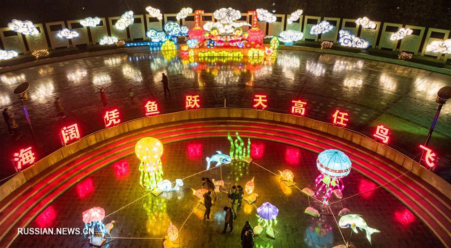В разных районах Китая встречают приближающийся праздник Весны /Новый год по лунному календарю/ разноцветными фонарями, которые создают праздничную атмосферу. 