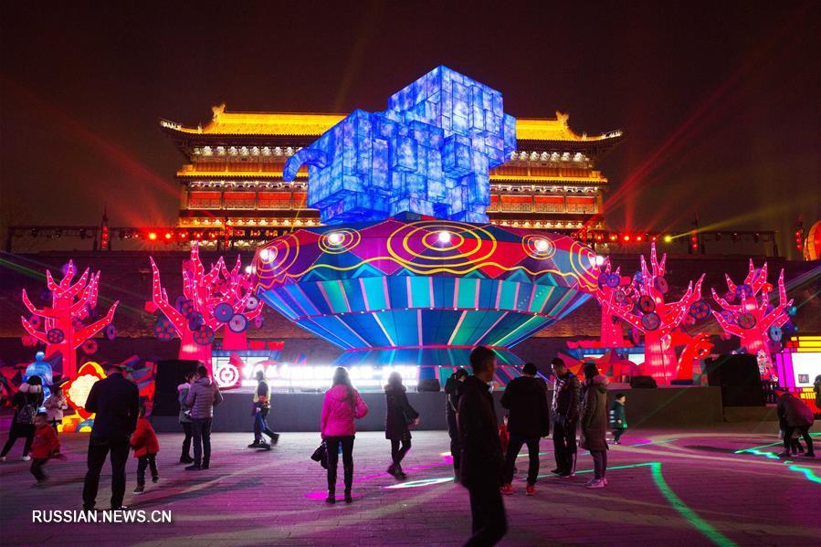 На фото от 29 января -- яркие вечерние краски древнего Сианя /провинция Шэньси, Северо-Западный Китай/, радостно встречающего приход Праздника весны /Нового года по лунному календарю/.