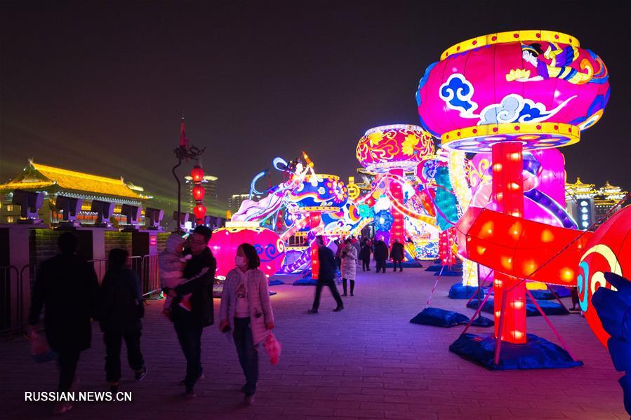 На фото от 29 января -- яркие вечерние краски древнего Сианя /провинция Шэньси, Северо-Западный Китай/, радостно встречающего приход Праздника весны /Нового года по лунному календарю/.
