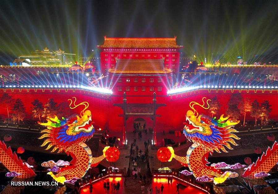 В преддверии Праздника весны /Нового года по лунному календарю/ древний Сиань /провинция Шэньси, Северо-Западный Китай/ украсили красочные фонари.