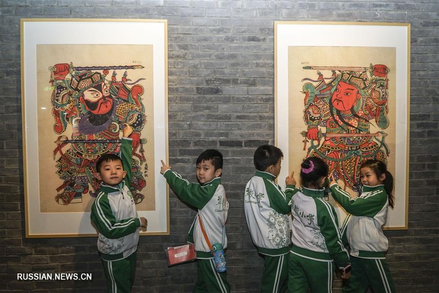 В музее архивов Национальной библиотеки Китая сегодня открылась выставка "Встречаем весну, желаем счастья -- Новогодний лубок из уезда Уцян". 