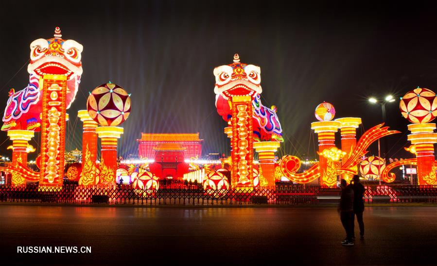 В преддверии Праздника весны /Нового года по лунному календарю/ древний Сиань /провинция Шэньси, Северо-Западный Китай/ украсили красочные фонари.