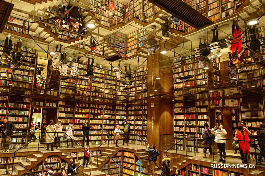 Праздничный ажиотаж в крупнейшем книжном магазине Чунцина